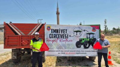 Afyonkarahisar’da jandarma ekipleri ’Reflektör Tak Görünür Ol’ projesi çerçevesinde traktör