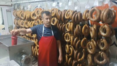 Eskişehir’in Seyitgazi ilçesi Kırka Mahallesi’nde, kasapların Kurban Bayramı mesaisi yoğun