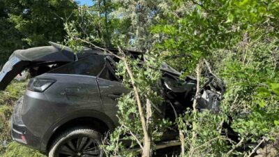 Afyonkarahisar’da kontrolden çıkarak yol kenarındaki ağaçlık alana giren otomobilde biri