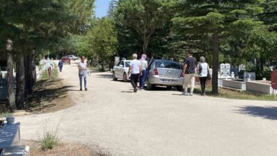Eskişehir’de bazı vatandaşlar Kurban Bayramı arefesinde, vefat eden yakınlarının kabrini