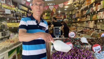 Eskişehir’de Kurban Bayramı’na son bir gün kala kuruyemişçilerin işleri yoğunlaşırken,
