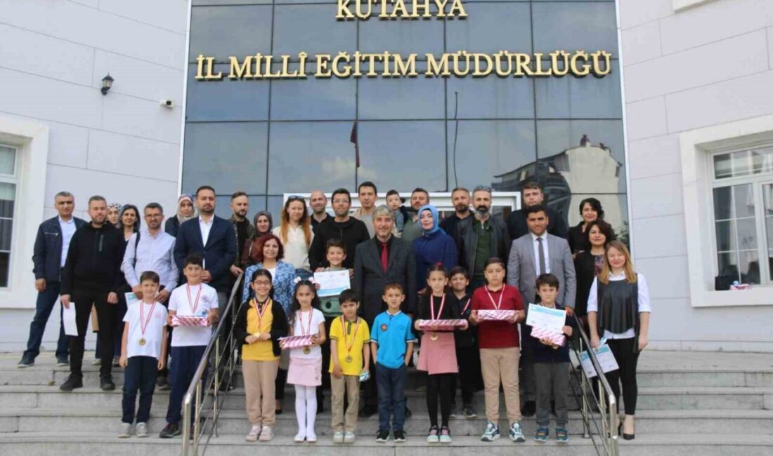 Kütahya’da akıl ve zeka oyunları turnuvası ödül töreni Kütahya İl Milli Eğitim Müdürlüğü Ar-Ge birimi tarafından “Eğleniyorum-Öğreniyorum” projesi