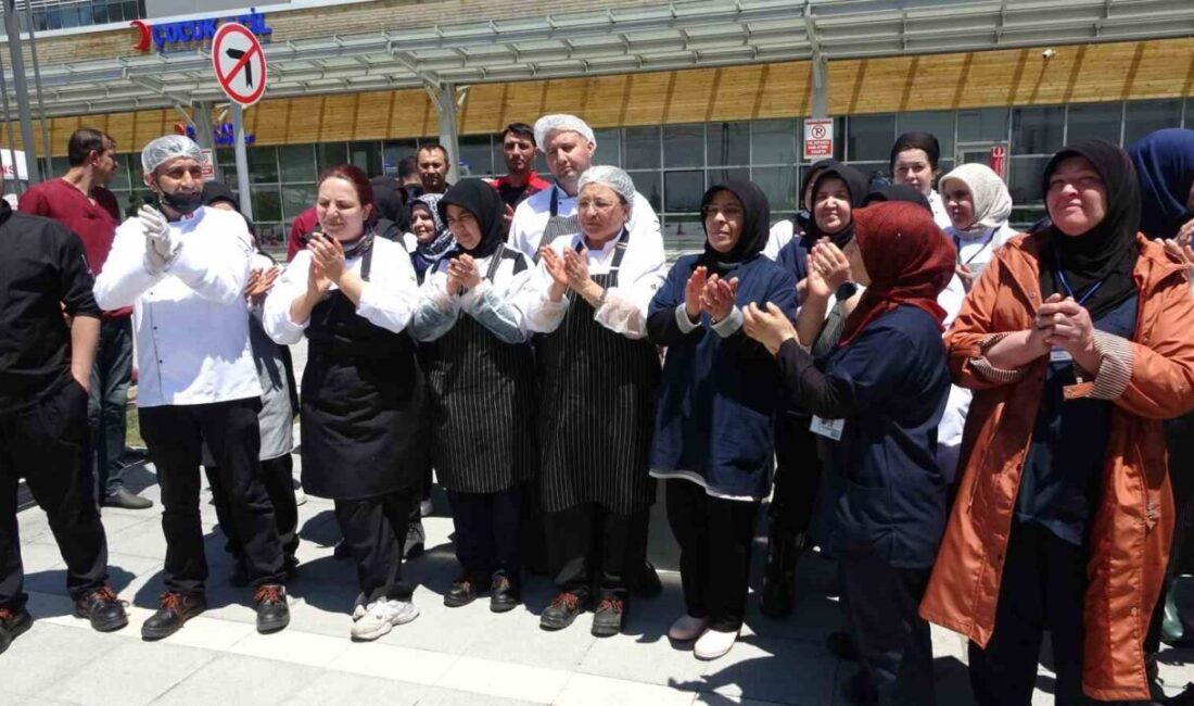 Kütahya’da hastane yemekhanesi taşeron çalışanlarından eylem Kütahya Şehir Hastanesi’nde taşeron firma çalışanları, maaşlarını alamadıkları gerekçesiyle eylem