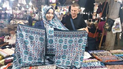 Kütahya’nın önemli simgelerinden biri olan çini sanatı, şimdi modayla buluştu.
