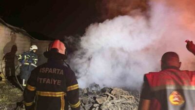 Isparta’nın Bozanönü Köyü’nde mangal yapımı sırasında çıkan kıvılcım, otluk alanda