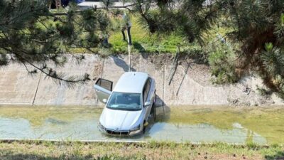 Eskişehir’de kontrolden çıkan bir otomobil, bariyerleri aşarak sulama kanalına uçtu.
