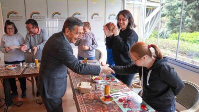 Tepebaşı Belediyesi örnek projeleri arasında yer alan Gökkuşağı Kafe, özel