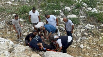 Eğirdir ilçesinde fuar için stant kurmaya hazırlanan yaşlı adam, dengesini