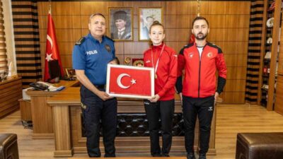 Türkiye Taekwondo Şampiyonası’nda Türkiye şampiyonu olan öğrencisi Ebrar Çakır’ı, İl