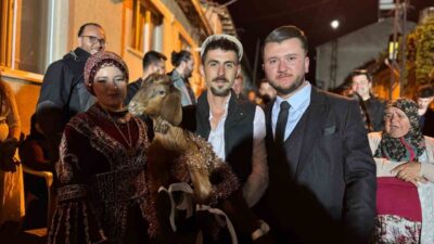 Bilecik’te yapılan bir kına gecesinde gelin ve arkadaşları yıllardır süregelen