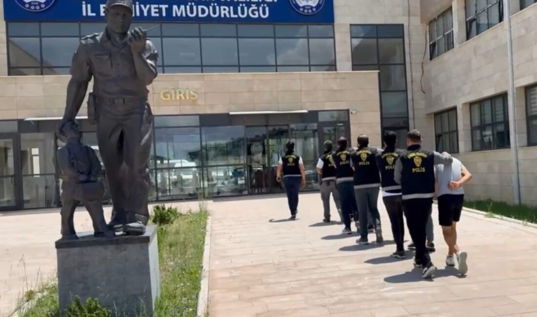Travers fabrikasından 250 bin TL’lik bakır kablo ve malzeme çalan 5 kişi tutuklandı Afyonkarahisar’da TCDD’ye ait travers fabrikasından 250 bin TL’lik bakır tel