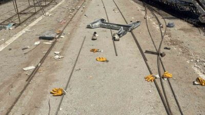 Isparta’da yapımı süren üst geçit çalışmaları sırasında, vincin kaldırdığı demir