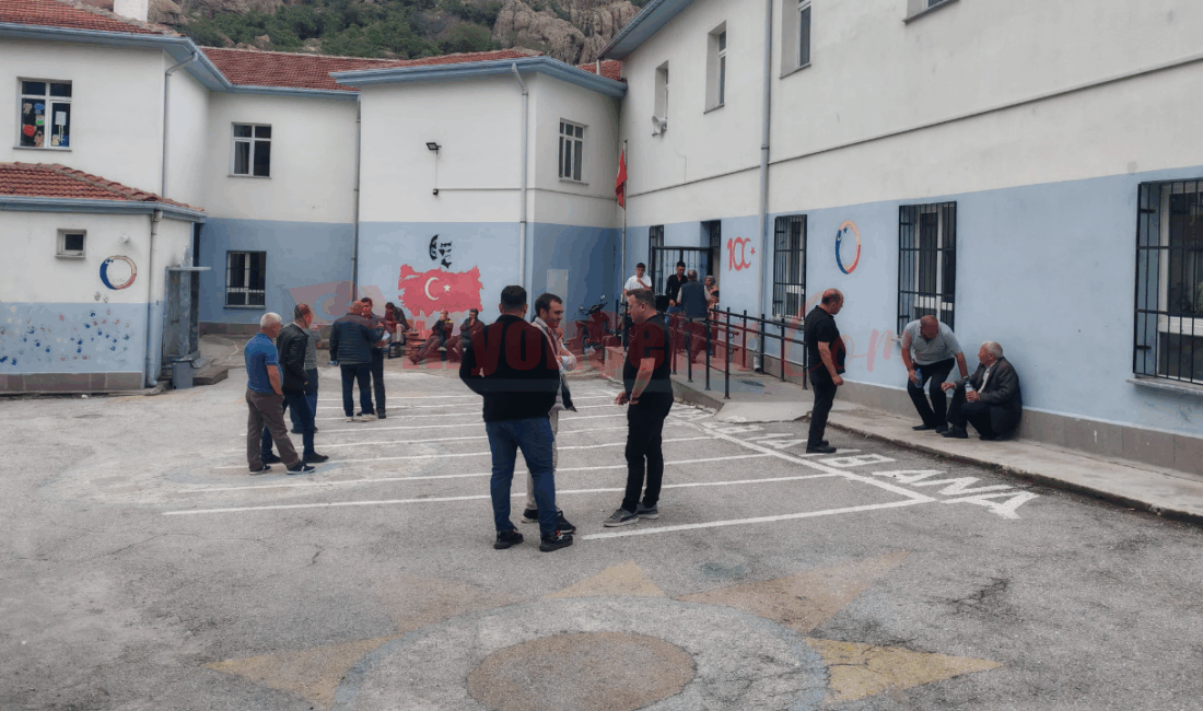 Hürriyet İlkokulu’nda Muhtarlık seçimi heyecanı Olucak Mahallesi muhtarlık seçimi için heyecanlı bekleyiş sürüyor.
