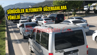 Kurban Bayramı arefesinde Afyonkarahisar’da araç trafiğinde yoğunluk yaşandı. Bayram tatilini