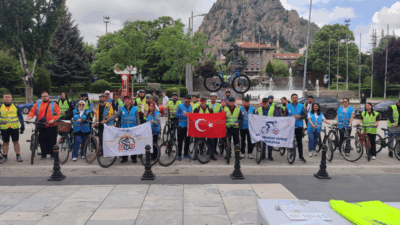 Yeşilay Bisiklet turu Afyonkarahisar Zafer Meydan’ında başladı. Tur kent genelinde