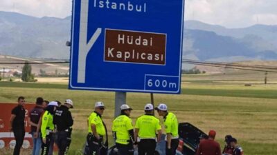 Afyonkarahisar’da şarampole girip yön tabelasına çarpan otomobilde hastaneye kaldırılan yaralılardan