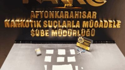 Afyonkarahisar İl Emniyet Müdürlüğü görevlileri, uygulama noktasında durdurulan bir otomobil