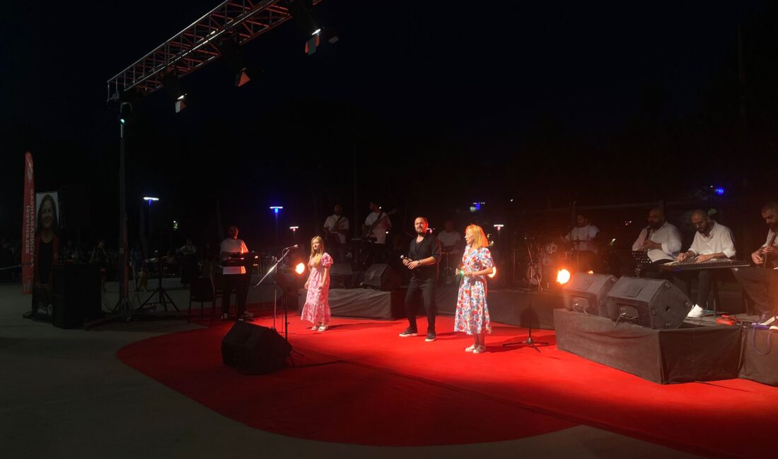 Afyonkarahisar Belediyesi’nin düzenlediği Yaz Akşamları konserinde sahne alan Kent Orkestrası,