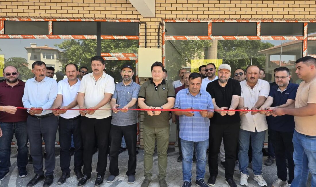 Bolvadin’deki iş yerleri düzenlenen törenle sahiplerine teslim edildi Bolvadin’de Kentsel Yenileme Projesi kapsamında 2024 yılında yapımına başlanan ve