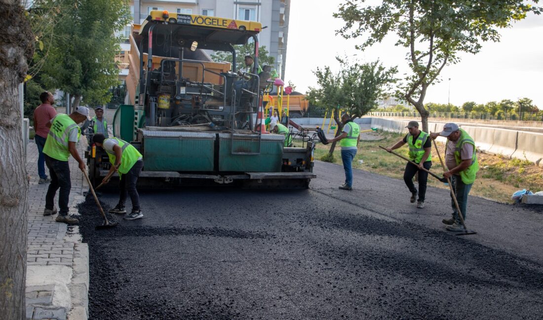 Afyonkarahisar Belediyesi, Selçuklu Mahallesi’nde yürüttüğü asfalt ve kaldırım yenileme çalışmalarını