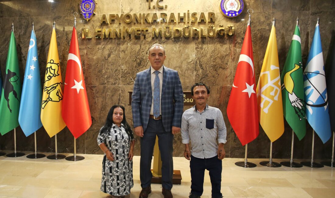 Afyonkarahisar Emniyet Müdürü Ahmet Birtan Erol, Ercan Kubaş Sanat Tiyatrosu’nun