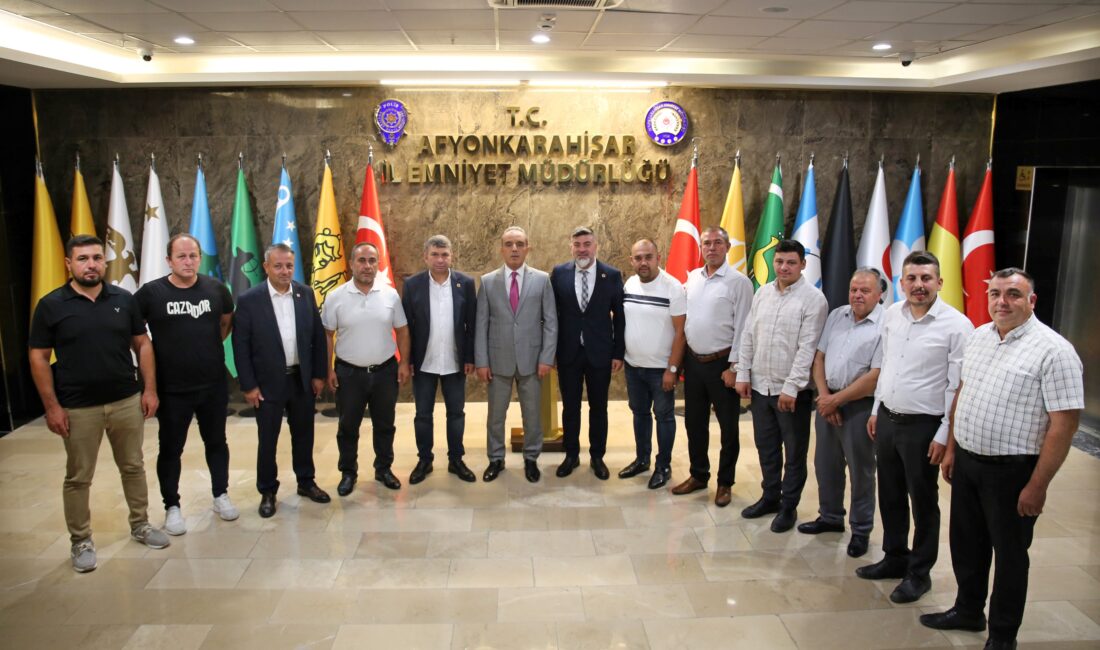 Afyonkarahisar Muhtarlar Derneği Başkanı Suat Uygur ve beraberindeki 11 mahalle