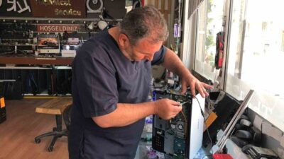 Eskişehirli tamirci İsmail Demirkapı, arızalanan teknolojik cihazların hemen yenisiyle değiştirilmek