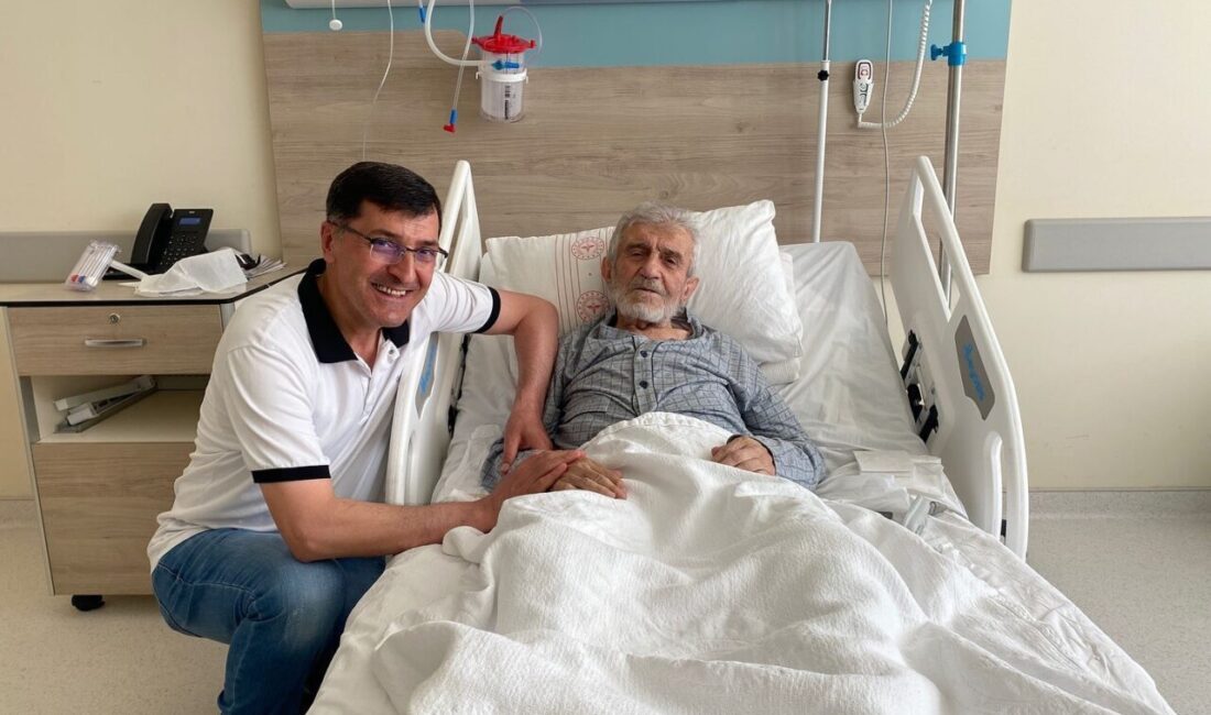 Başkan Kahveci’den Süleyman Canan’a geçmiş olsun ziyareti Kütahya Belediye Başkanı Eyüp Kahveci, geçmiş dönem belediye başkanlarından Süleyman