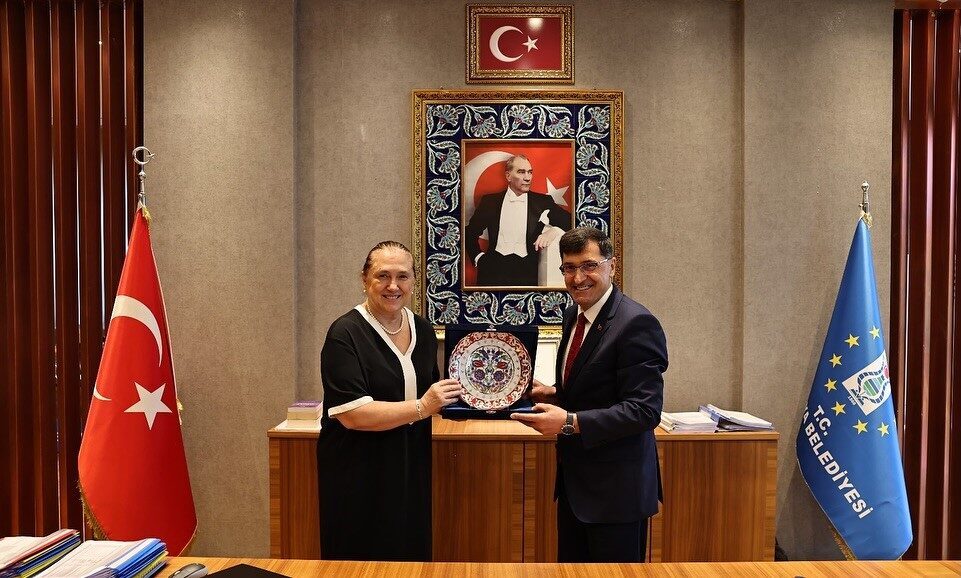 Kütahya Belediye Başkanı Eyüp Kahveci, Kosova Cumhuriyeti İstanbul Başkonsolosu Suzan