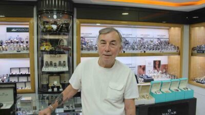 Eskişehir’de 15 yıldır saatçilik yapan Necdat Acerkan, yaz aylarıyla birlikte