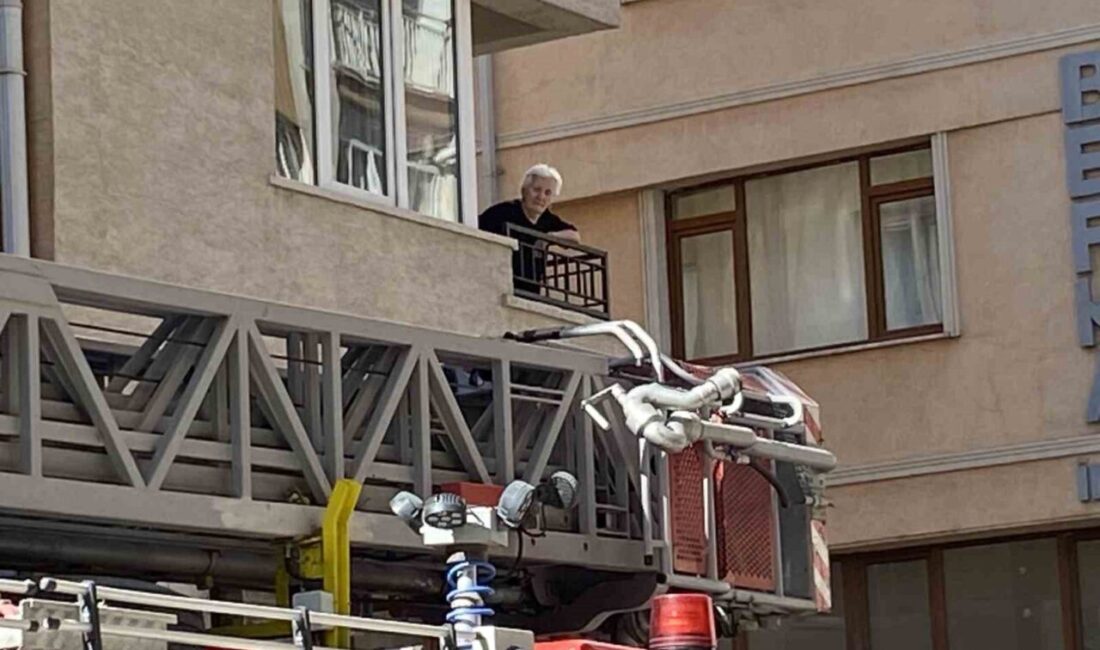 Fırın bacasında yangın çıktı, mahalleli o anları endişeyle izledi Eskişehir’de bir fırının bacasında çıkan küçük çaplı yangına itfaiye müdahale