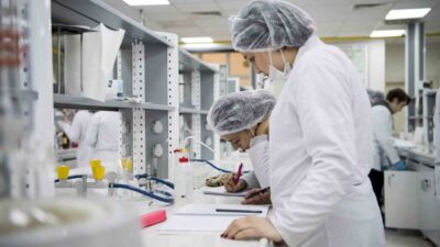Eskişehir’de yaklaşık 4 bin 500 eczacı mezun veren Anadolu Üniversitesi