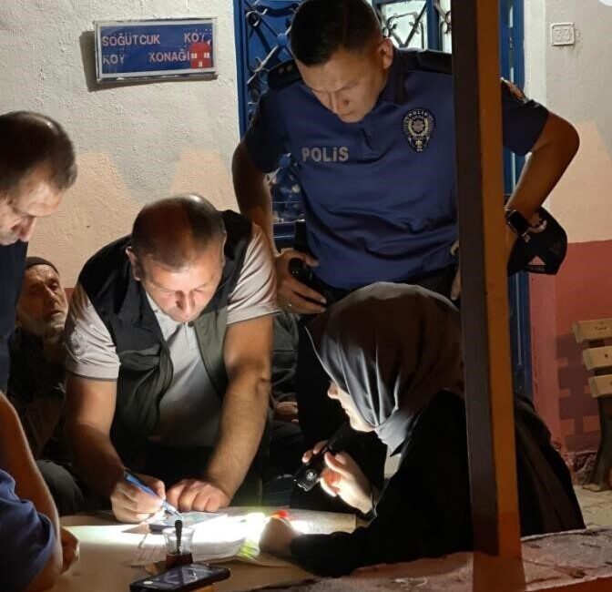 Sakarya’nın Geyve ilçesinde başlayan orman yangını, rüzgarın etkisiyle hızla yayılarak