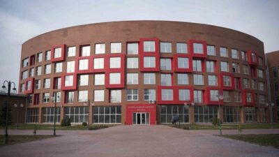 Eskişehir’de bulunan Anadolu Üniversitesi İletişim Bilimleri Fakültesi, zengin ders içerikleriyle
