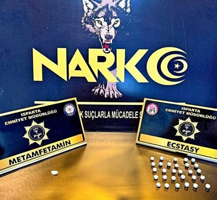 Isparta girişinde narkotik operasyonu: Ecstasy ve metamfetamin ele geçirildi Isparta girişinde Narkotik Suçlarla Mücadele ekipleri tarafından yapılan operasyonda 32