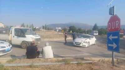Isparta’nın Şarkikaraağaç ilçesinde kavşakta kamyonetle çarpışan otomobil sürücüsü yaralandı. Kaza,