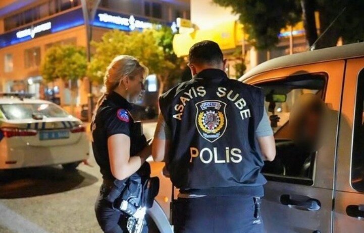 Isparta’da kural ihlali yaptığı tespit edilen 4 sürücüye idari para cezası Isparta İl Emniyet Müdürlüğü ekiplerince geçtiğimiz gün 4 farklı noktada