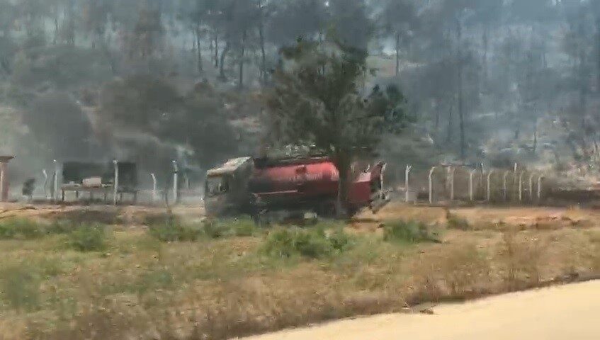 Bilecik’te etkisini hızla sürdüren orman yangınında bir itfaiye aracı kül