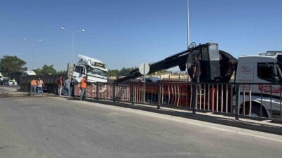 Eskişehir’de sürücüsünün kontrolünden çıkan tır, demir korkuluk ve bariyerleri biçti.