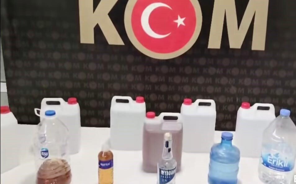 Kütahya’da sahte içki operasyonu, 50 litre alkol ele geçirildi Kütahya İl Emniyet Müdürlüğü Kaçakçılık ve Organize Suçlarla Mücadele (KOM)