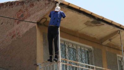 Eskişehir’de kıyafet giydirilip 2 katlı evin balkonuna asılan cansız mankeni
