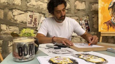 Eskişehir’de sessizliğiyle anlatamadıklarını renk ve çizgilerle yaptığı resimlerle ifade eden