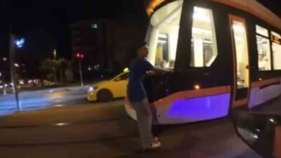 Eskişehir’de seyir halindeki tramvaya tutunan erkek şahısın paten kaydığı anlar,