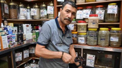 Eskişehir’de esnaflık yapan aktar Metin Ağılönü, sıcak yaz aylarında serinlemek