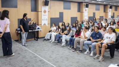 Afyonkarahisar Belediyesi tarafından ücretsiz olarak düzenlenen tiyatro kursları başladı. Kurslarda,