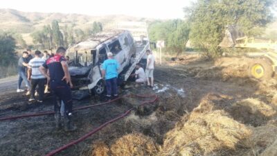 Isparta’da tarlada başlatıp yola yayılan yangında saman balyaları, otluk alan
