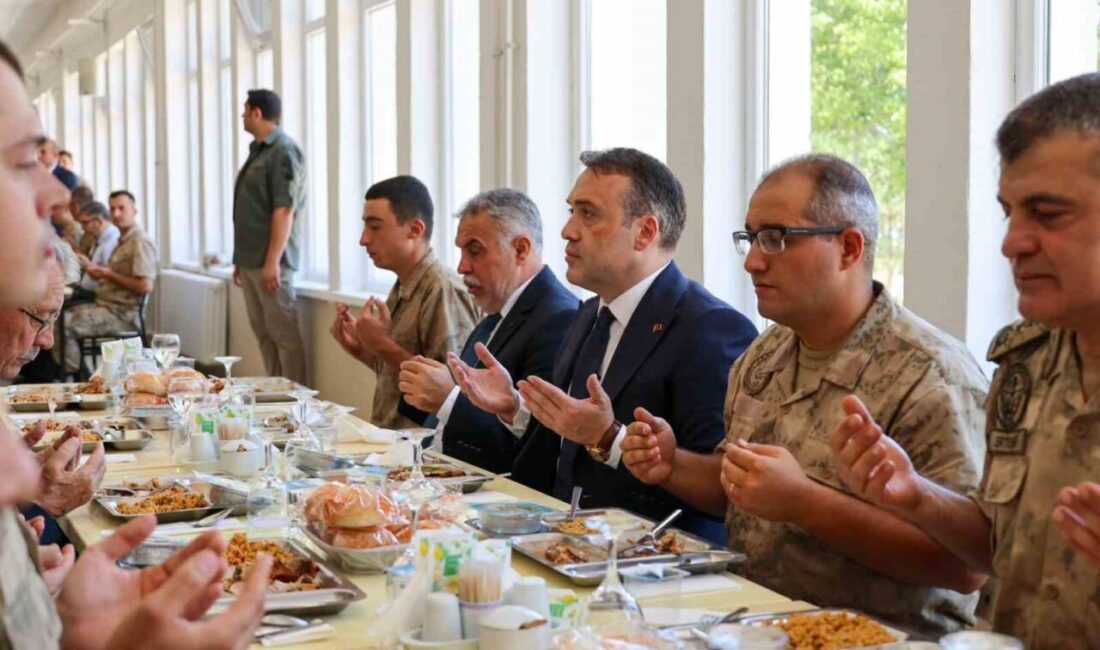 Vali Sözer Mehmetçiklerle aynı sofrada buluştu Bilecik Valisi Faik Oktay Sözer, Bilecik Jandarma Eğitim Komutanı Tümgeneral