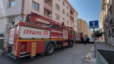 Eskişehir’de bir apartman dairesinin salonunda çıkan yangında bina tahliye edilirken,
