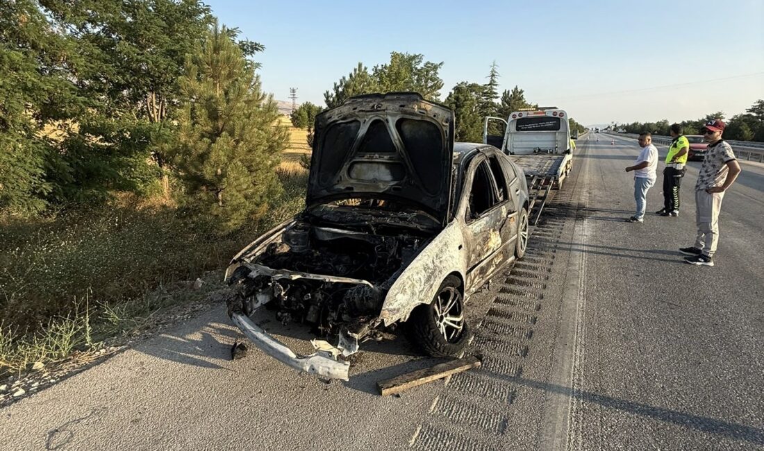 &nbsp; Afyonkarahisar’ın Sandıklı ilçesinde seyir halindeki bir otomobilde yangın çıktı.