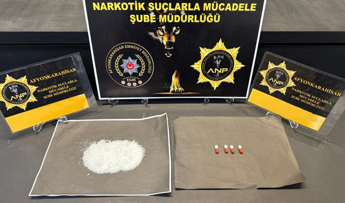 Afyonkarahisar İl Emniyet Müdürlüğü görevlileri, Bolvadin ilçesinde durdurulan bir otomobil